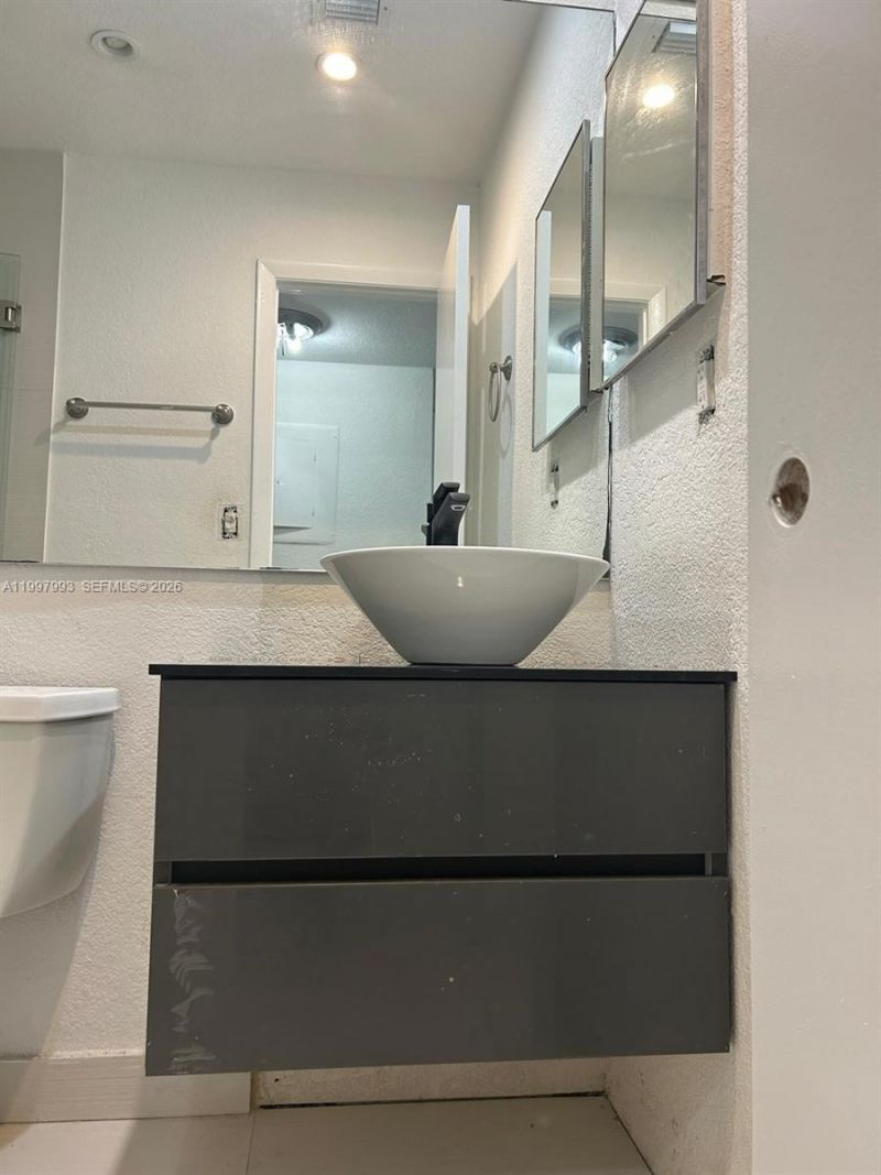 907 NE 199th St, Unit 204, Miami, FL 33179 Photo