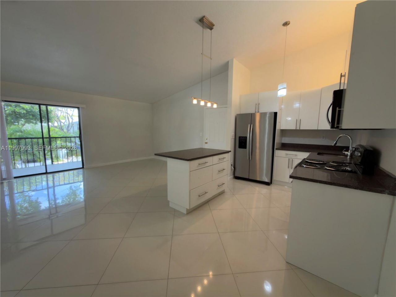 907 NE 199th St, Unit 204, Miami, FL 33179 Photo