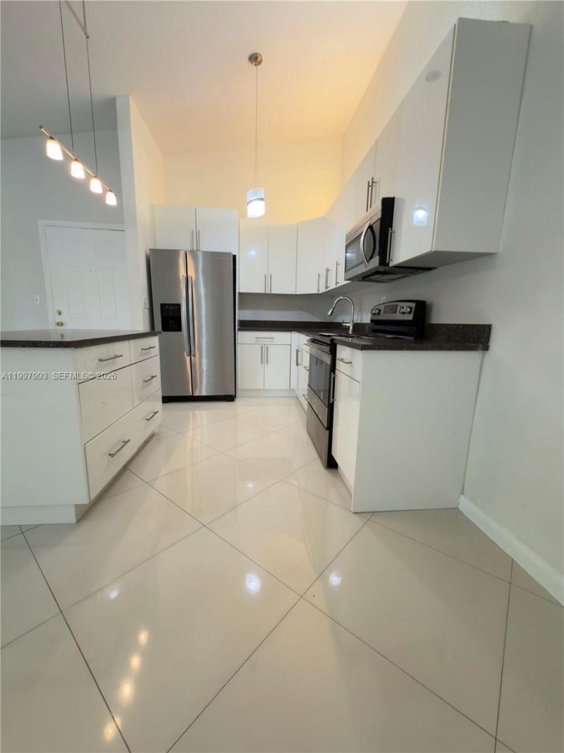 907 NE 199th St, Unit 204, Miami, FL 33179 Photo