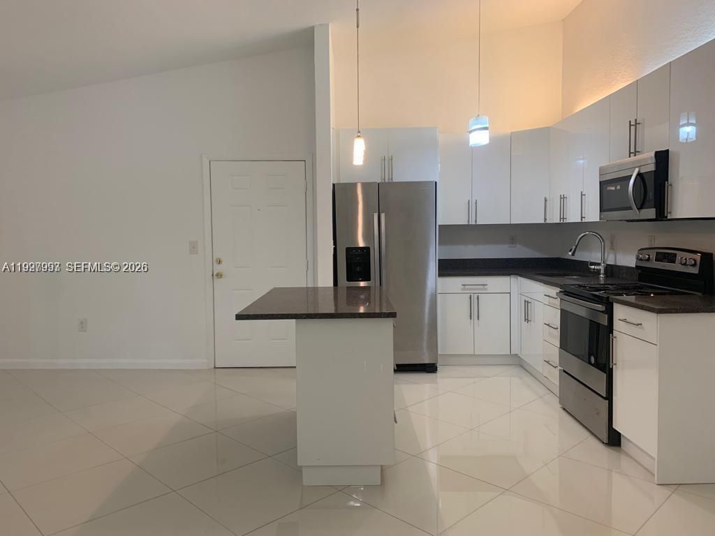 907 NE 199th St, Unit 204, Miami, FL 33179 Photo