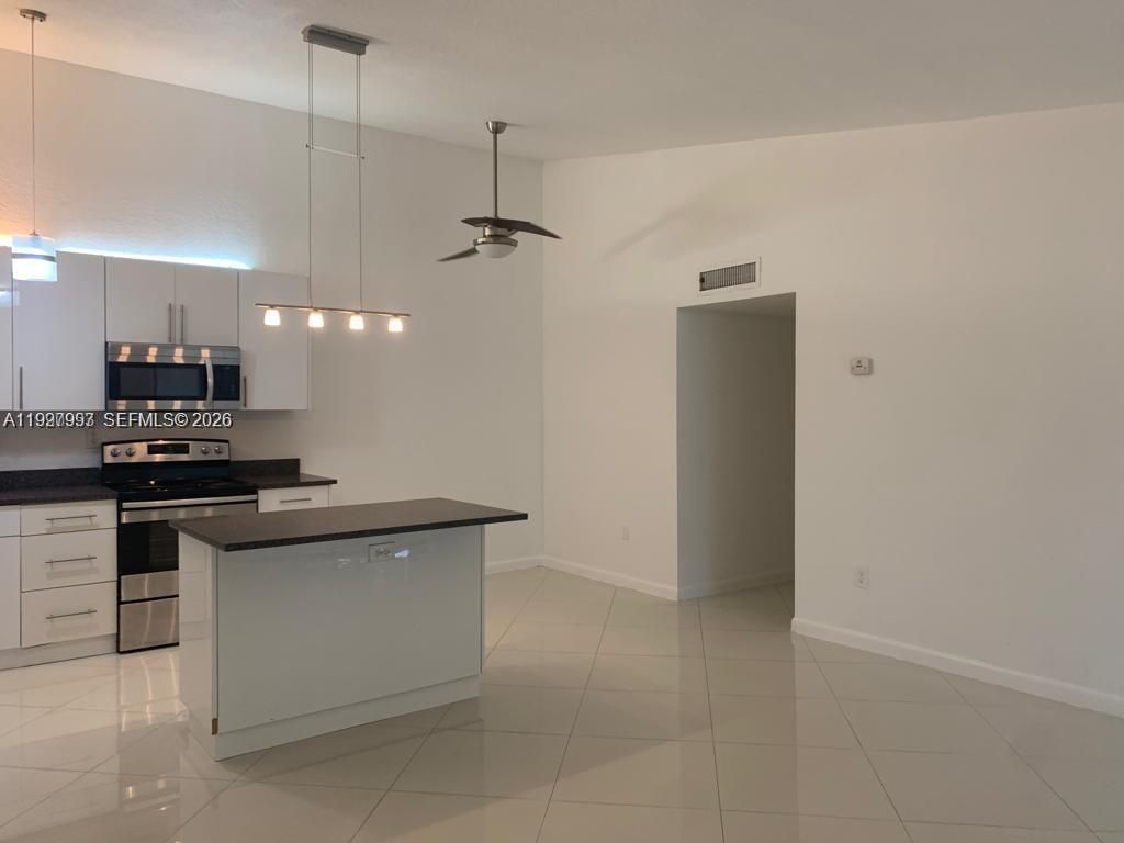 907 NE 199th St, Unit 204, Miami, FL 33179 Photo