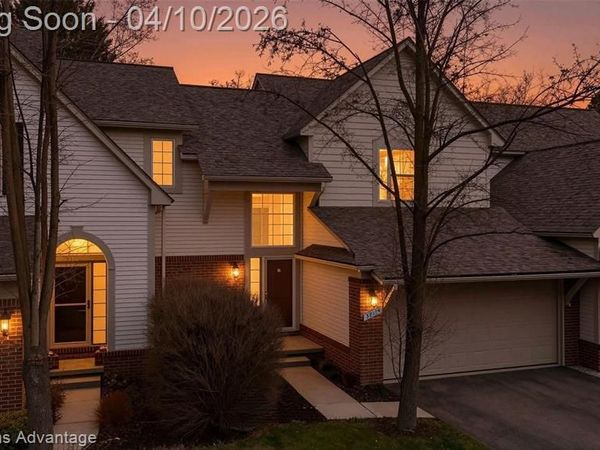 38154 Saratoga Circle, Farmington Hills, MI 48331