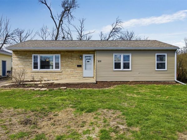 202 6th Avenue , Hiawatha, IA 52233