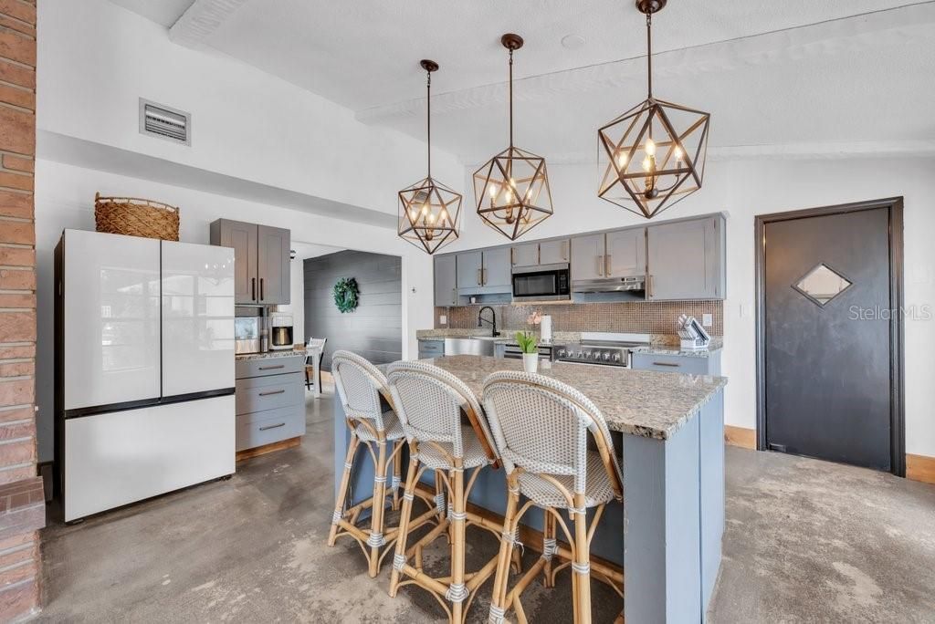 7820 Lithia Pinecrest Road, Lithia, FL 33547 Photo