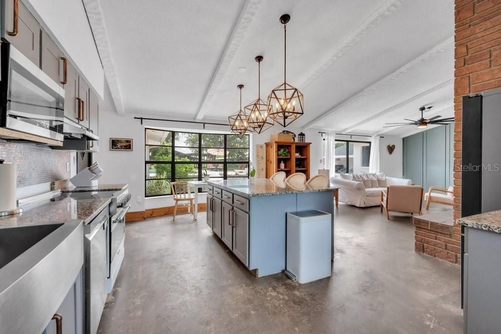 7820 Lithia Pinecrest Road, Lithia, FL 33547 Photo