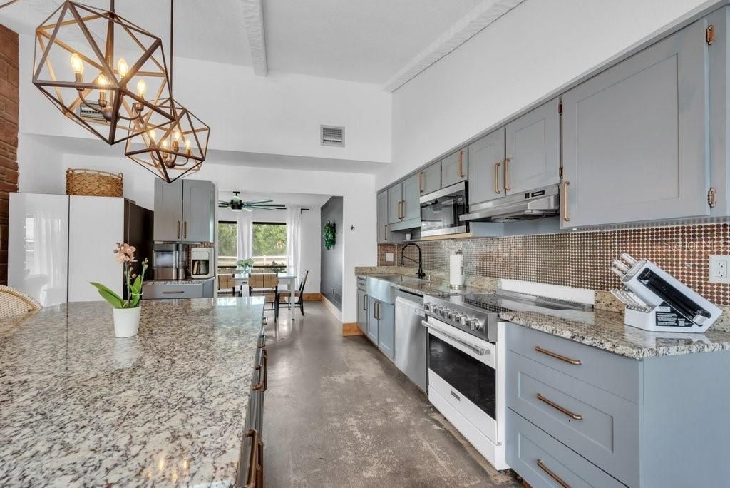 7820 Lithia Pinecrest Road, Lithia, FL 33547 Photo