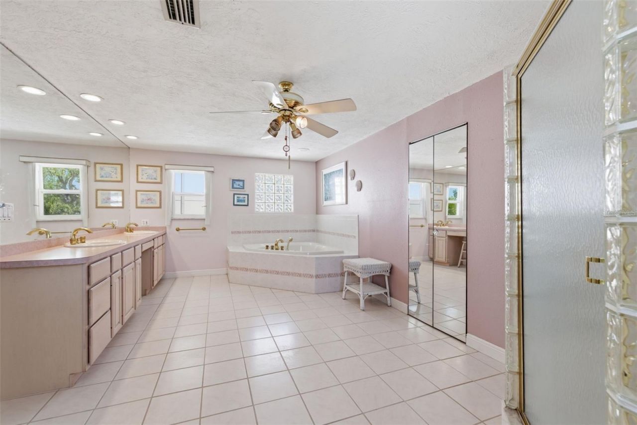 3876 Shore Acres Boulevard Ne, Saint Petersburg, FL 33703 Photo