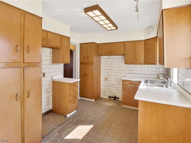 1516 Sunview Road, Lyndhurst, OH 44124 Photo 2