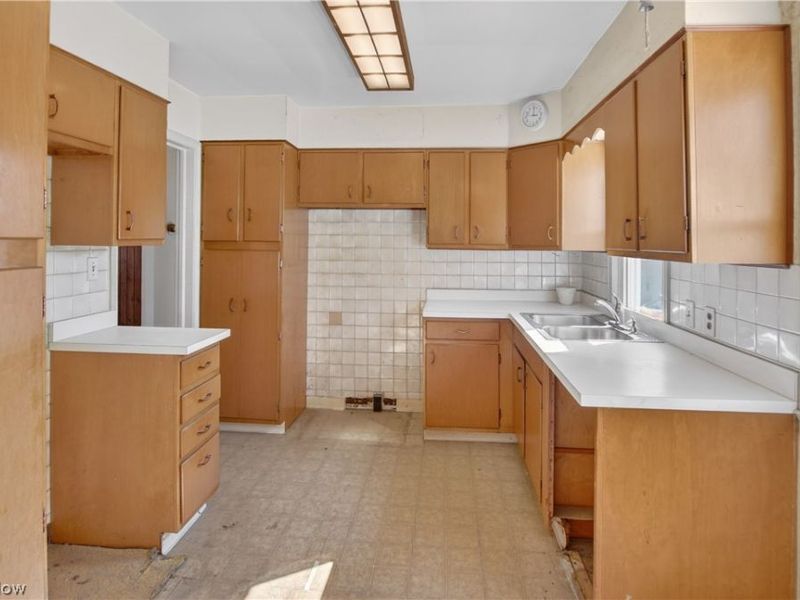 1516 Sunview Road, Lyndhurst, OH 44124 Photo 3