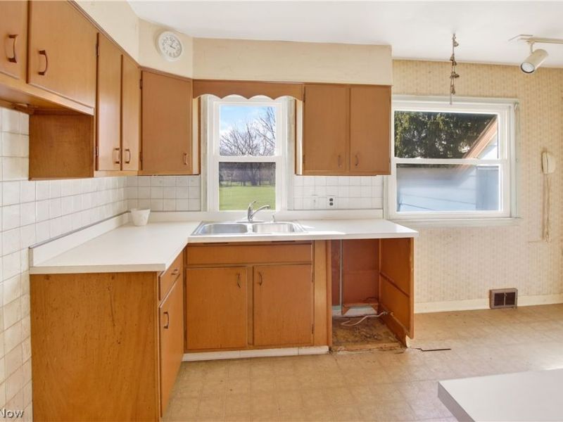 1516 Sunview Road, Lyndhurst, OH 44124 Photo 4