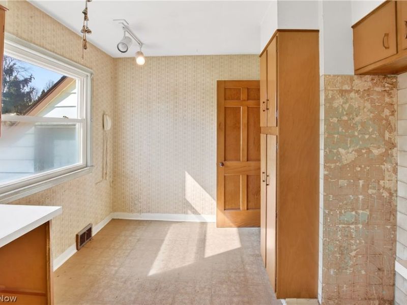 1516 Sunview Road, Lyndhurst, OH 44124 Photo 5