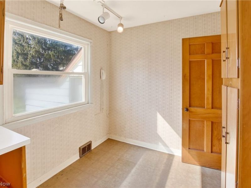 1516 Sunview Road, Lyndhurst, OH 44124 Photo 6