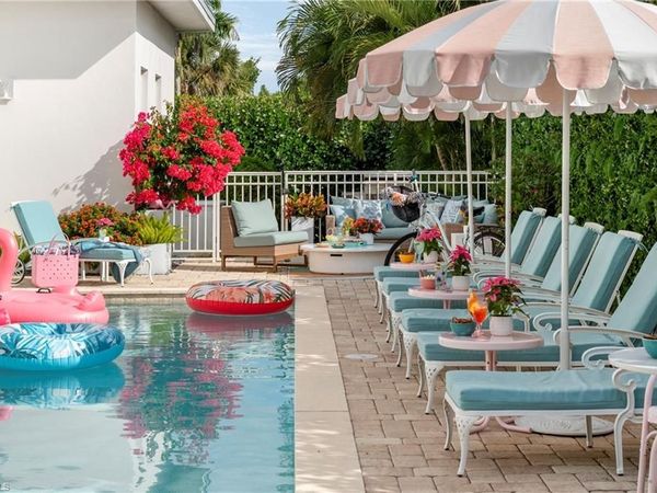 10042 Vanderbilt DR, NAPLES, FL 34108