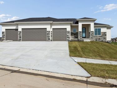 5705 N 197 Avenue, Elkhorn, NE 68022