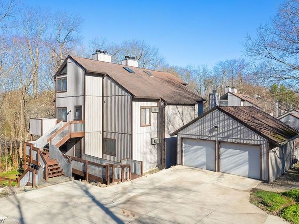 2110 Pinebrook Trail , Cuyahoga Falls, OH 44223