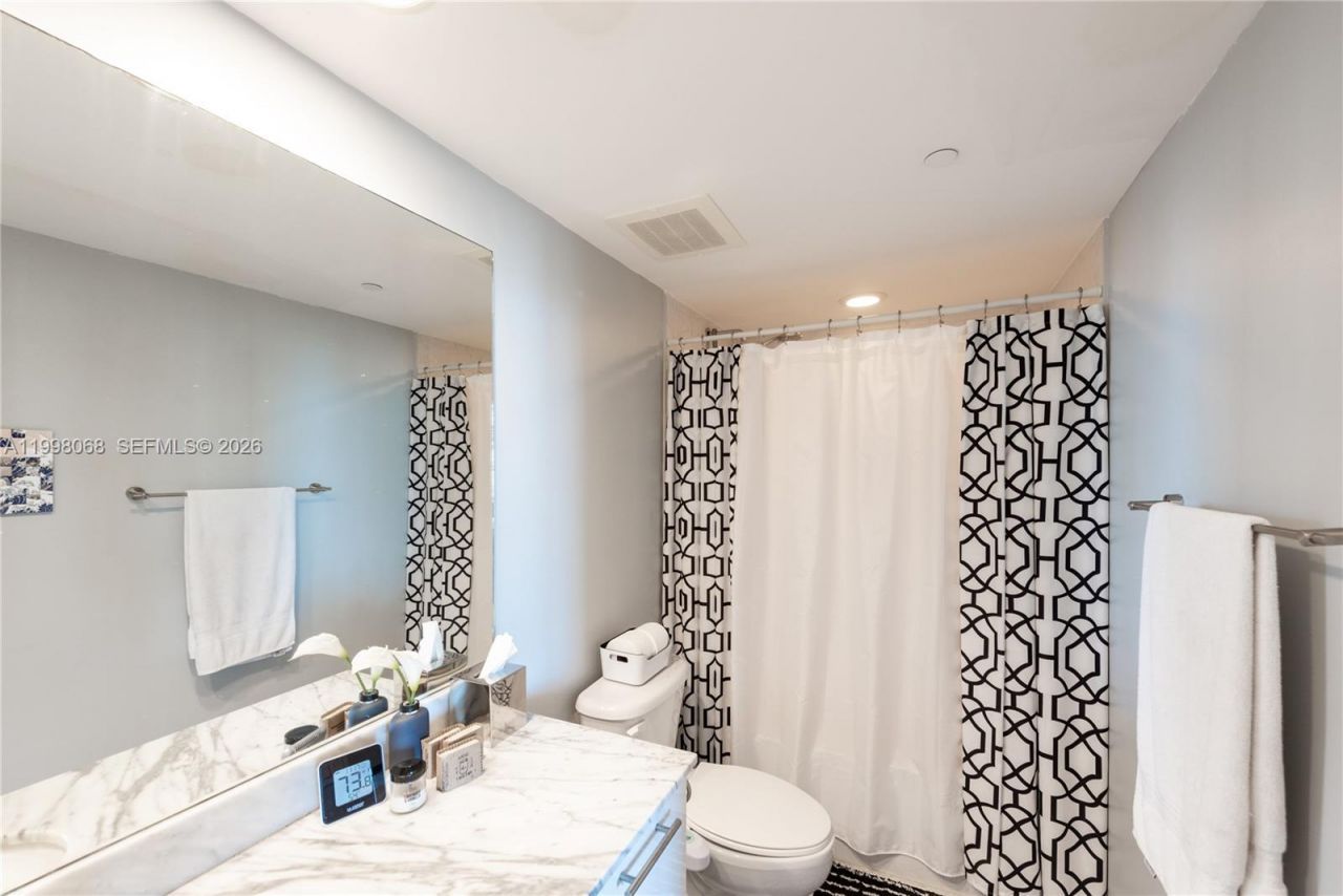 950 Brickell Bay Dr, Unit 2304, Miami, FL 33131 Photo