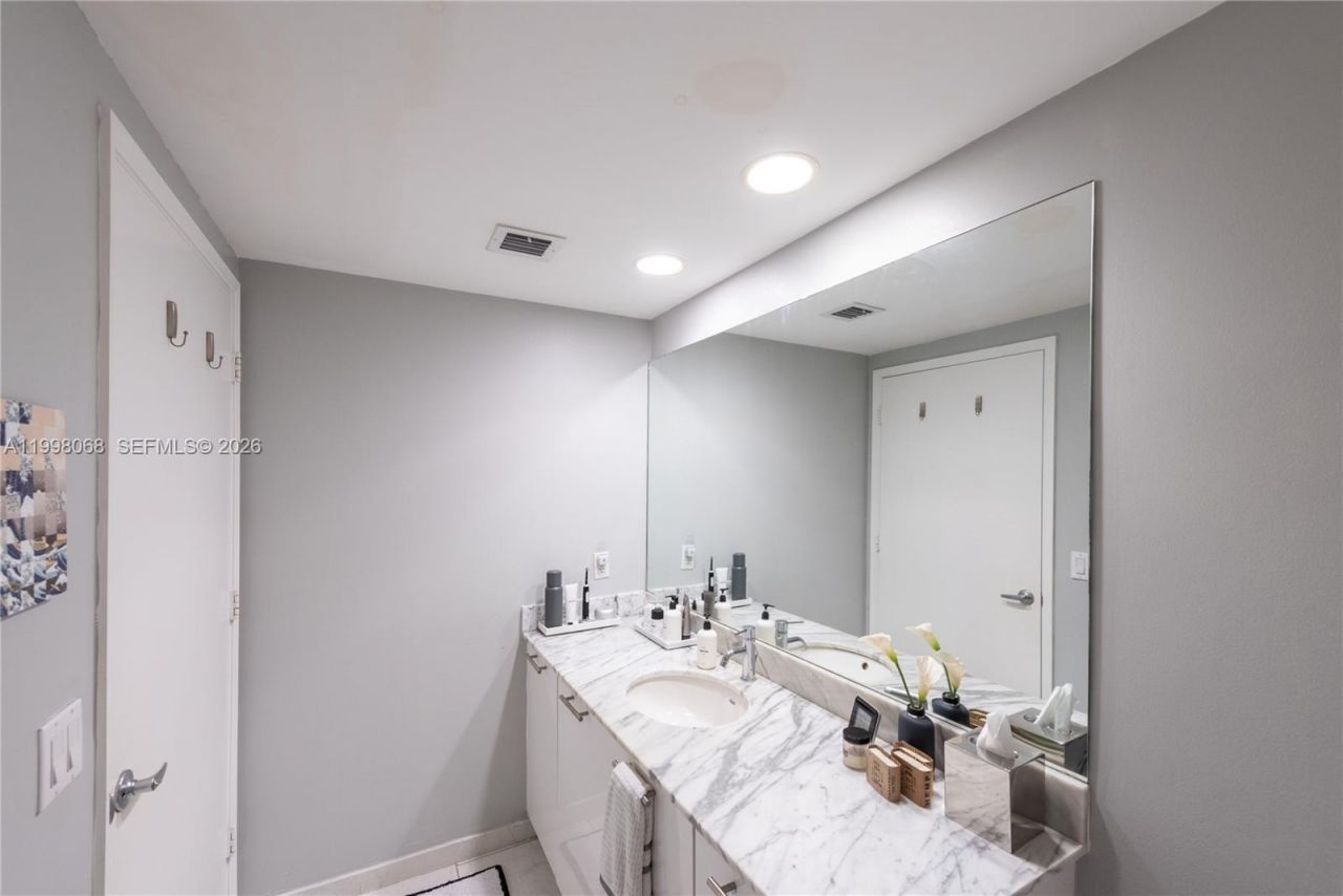 950 Brickell Bay Dr, Unit 2304, Miami, FL 33131 Photo