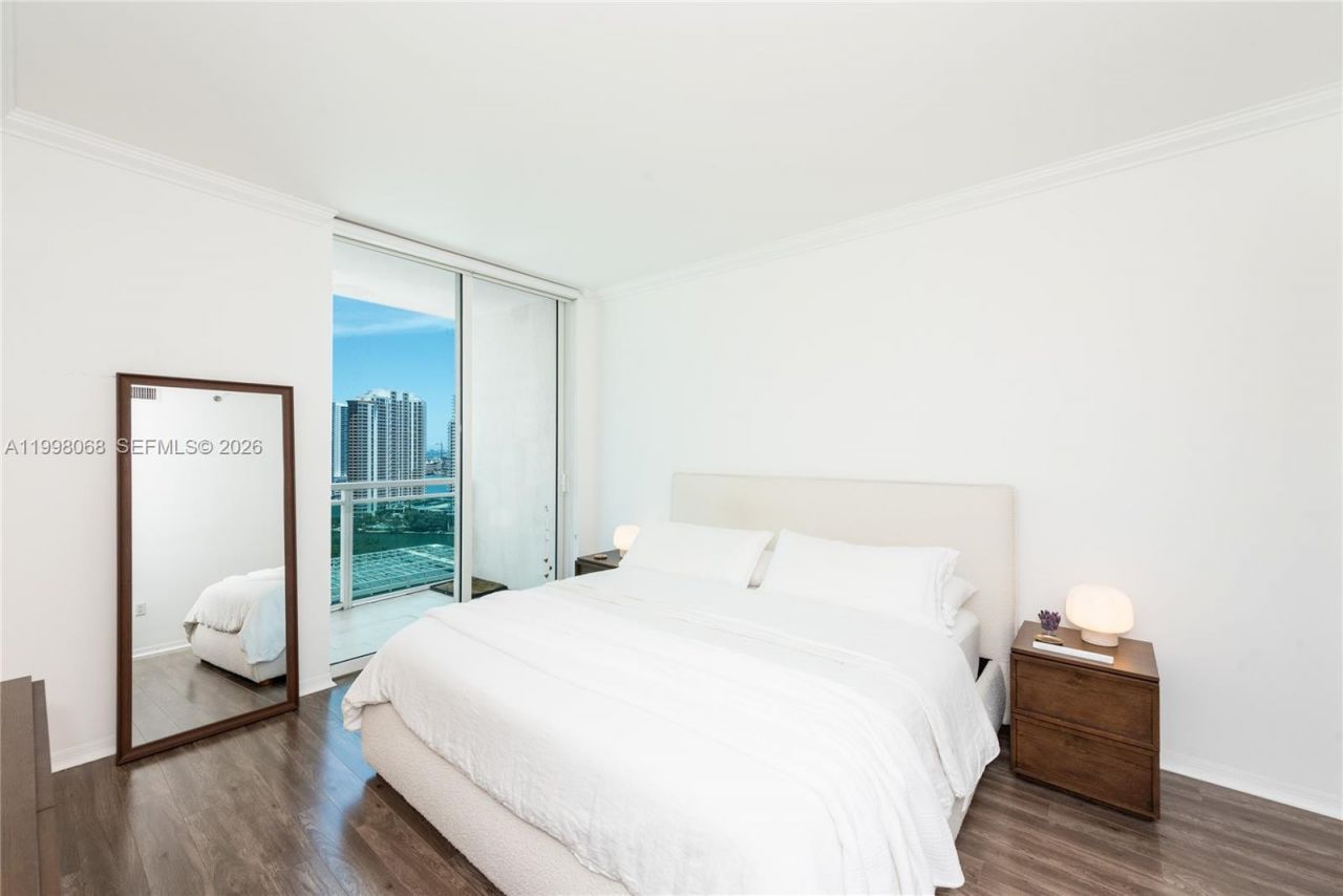 950 Brickell Bay Dr, Unit 2304, Miami, FL 33131 Photo