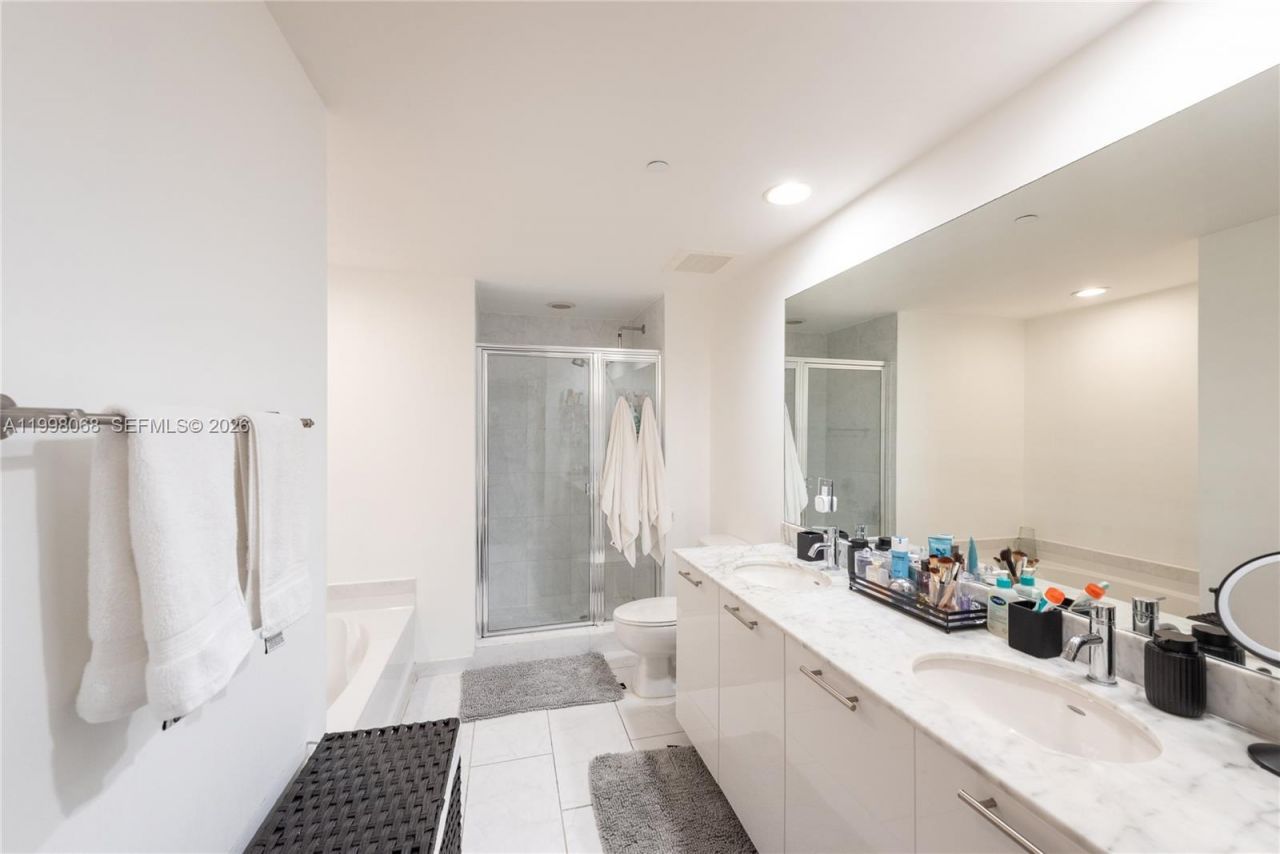 950 Brickell Bay Dr, Unit 2304, Miami, FL 33131 Photo