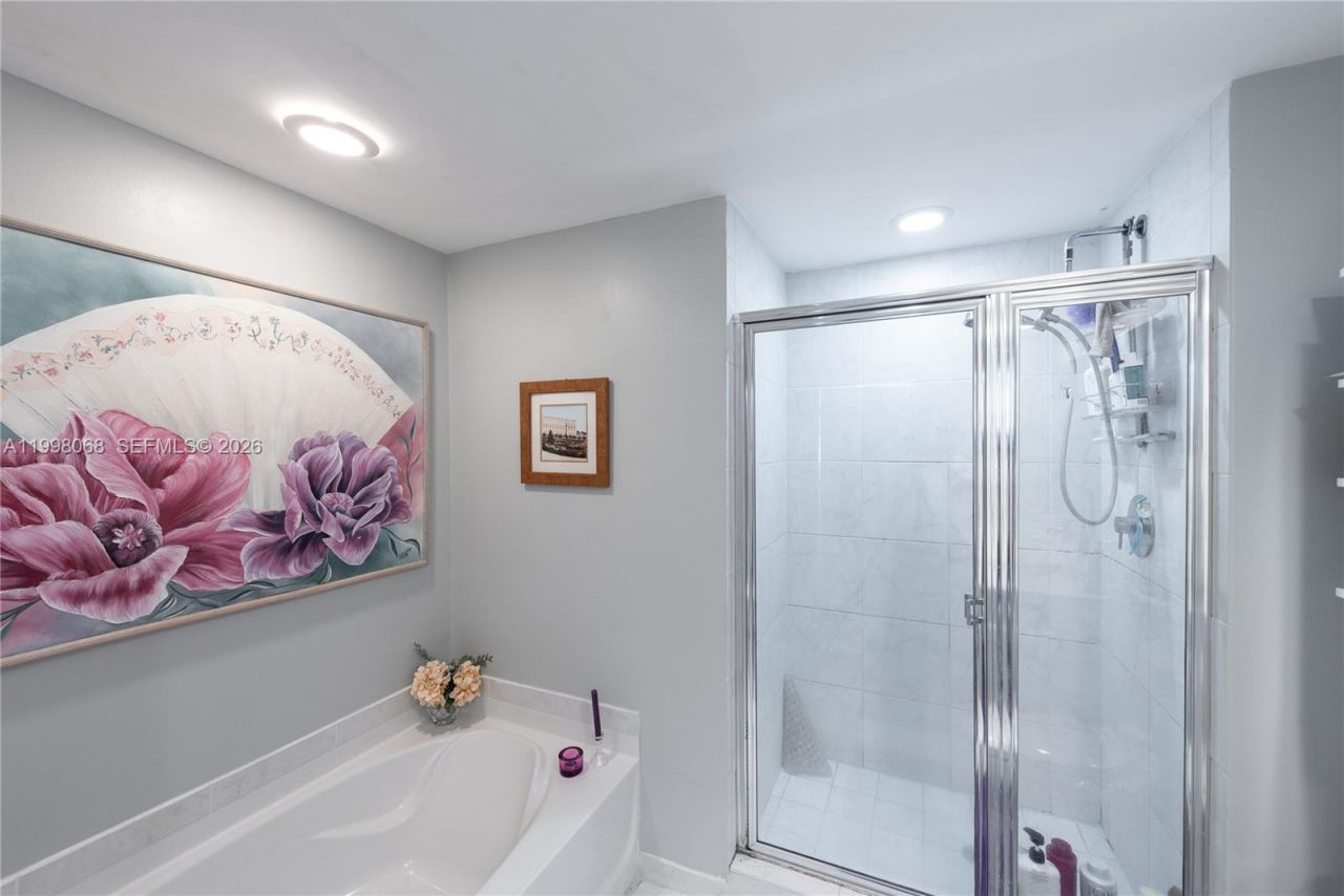 950 Brickell Bay Dr, Unit 2304, Miami, FL 33131 Photo