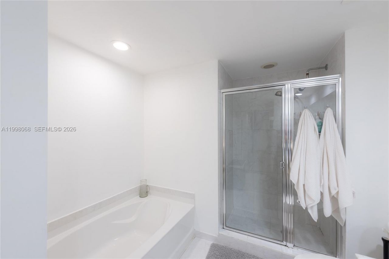 950 Brickell Bay Dr, Unit 2304, Miami, FL 33131 Photo