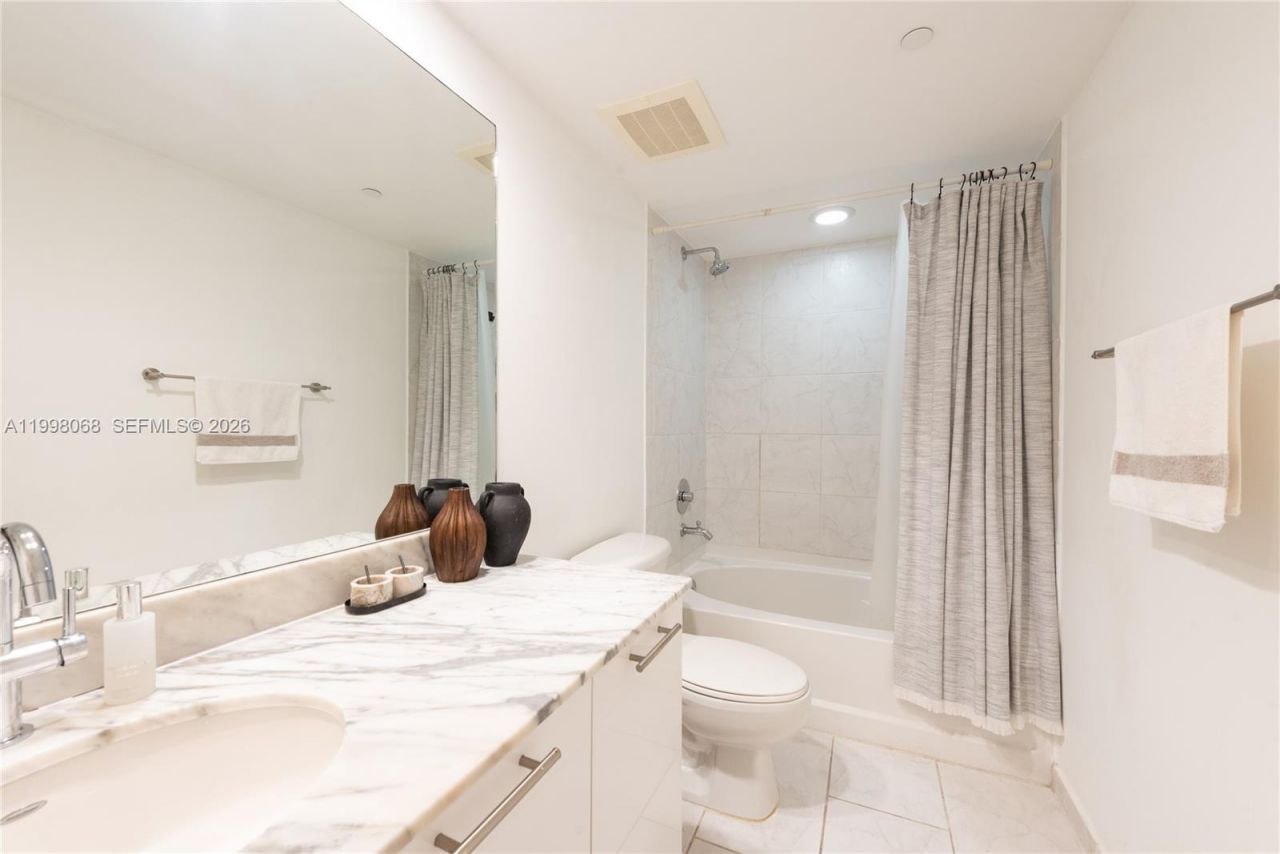 950 Brickell Bay Dr, Unit 2304, Miami, FL 33131 Photo