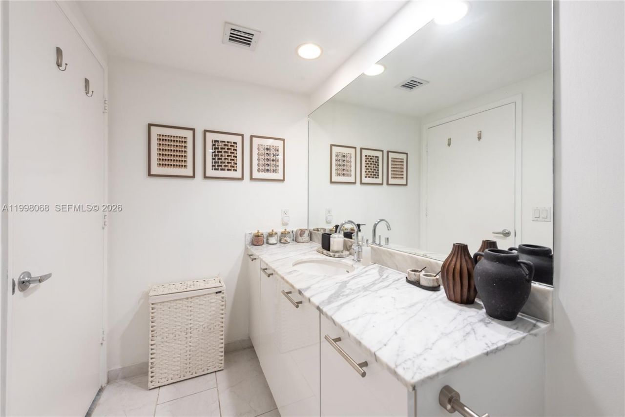 950 Brickell Bay Dr, Unit 2304, Miami, FL 33131 Photo