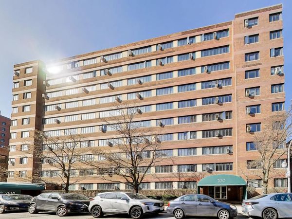 700 W Bittersweet Place, Unit 210, Chicago, IL 60613