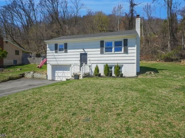 35 Zinnia Dr, Vernon, NJ 07418