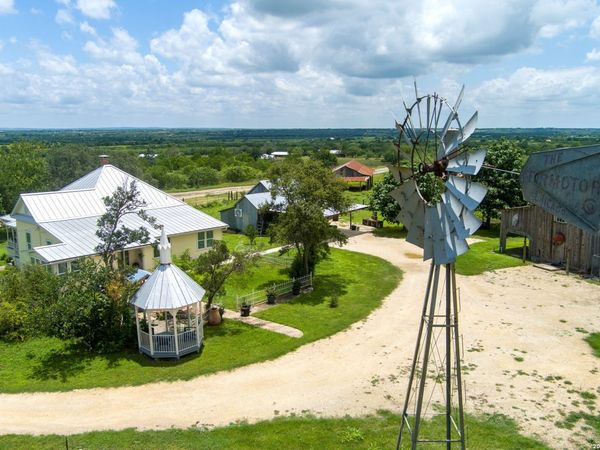 4515 STAPPER RD, St Hedwig, TX 78152