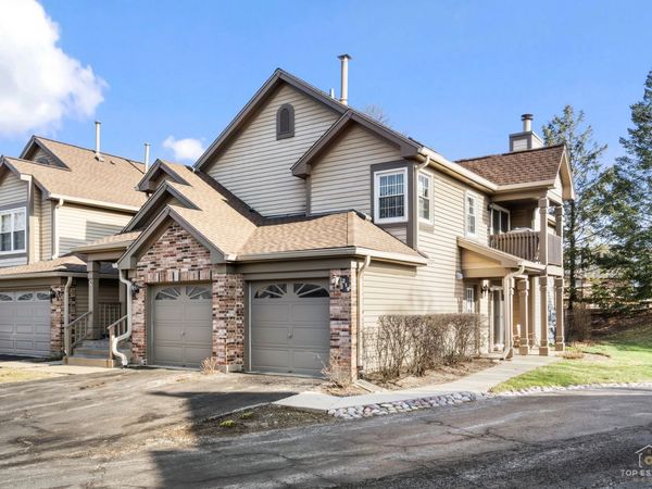 219 Old Oak Court W, Buffalo Grove, IL 60089