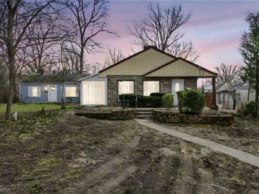 204 Grove Avenue, Cuyahoga Falls, OH 44221