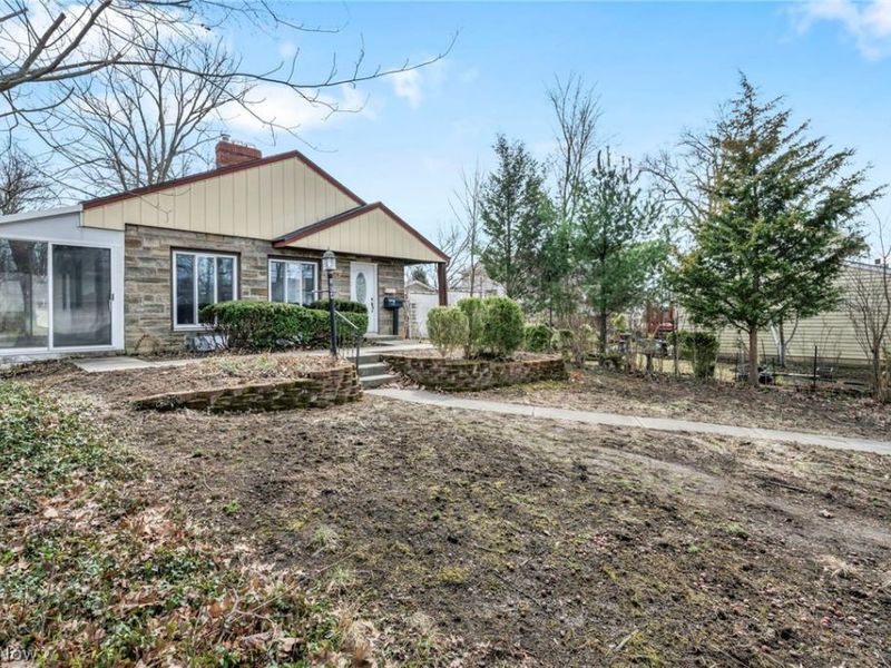 204 Grove Avenue, Cuyahoga Falls, OH 44221 Photo 3