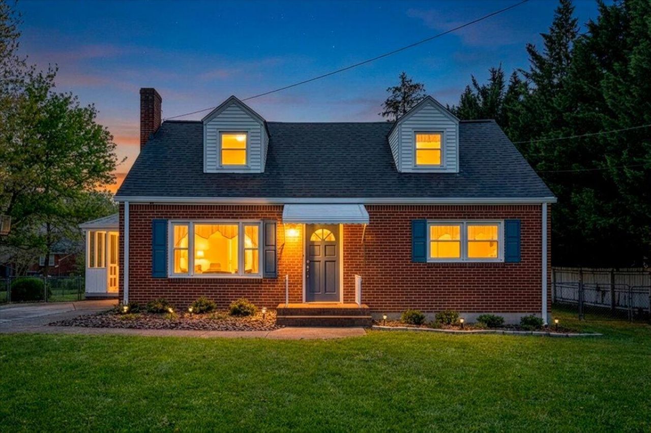 3717 Thompsons Ln, Roanoke, VA 24018 Main Photo