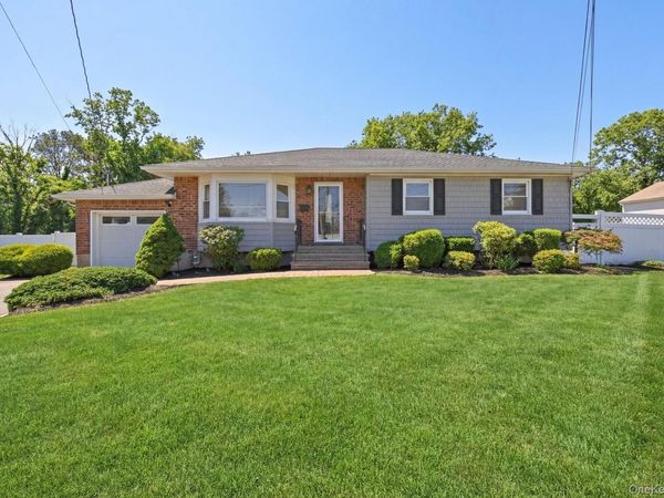 80 W Walnut Street , Farmingdale, NY 11735