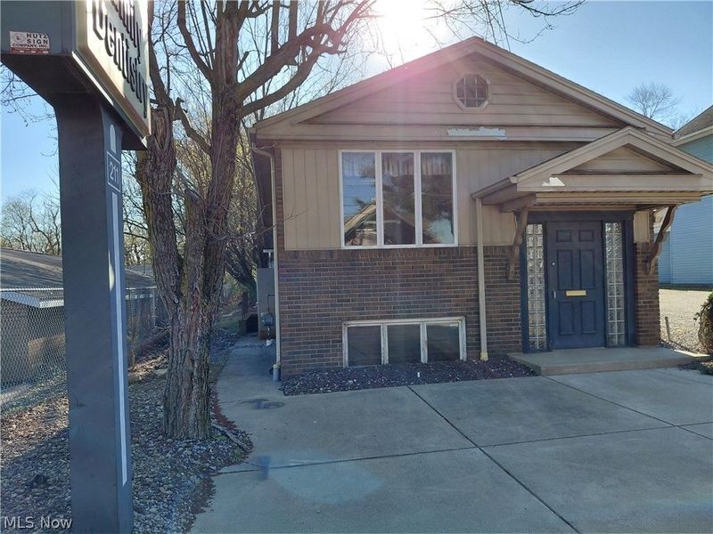 211 N Main Street, Hubbard, OH 44425 Photo 2