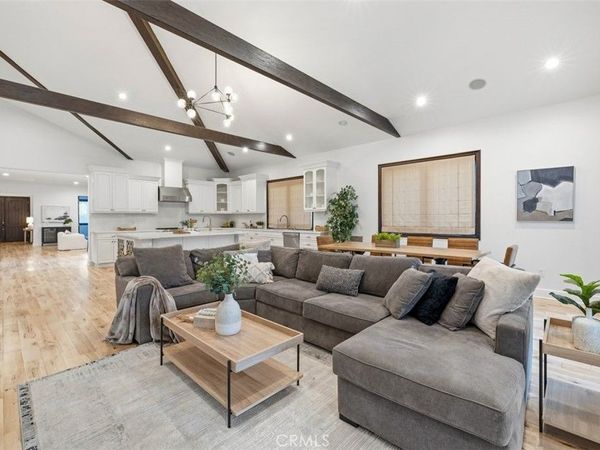 22953 Oxnard Street, Woodland Hills, CA 91367