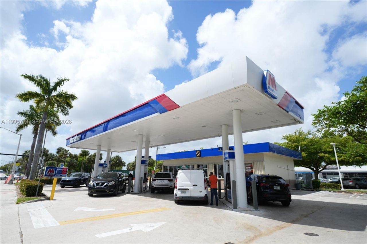 7193-7195 Pembroke Rd , Pembroke Pines, FL 33023 Photo