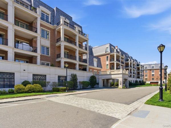 5000 Royal Court, Unit 5014, North Hills, NY 11040