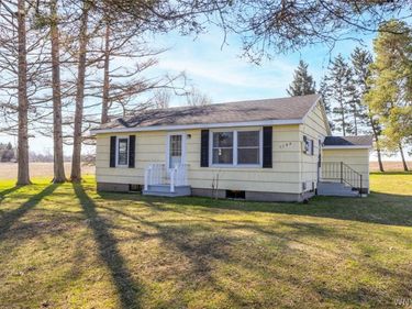 1194 Akron Road, Corfu, NY 14036