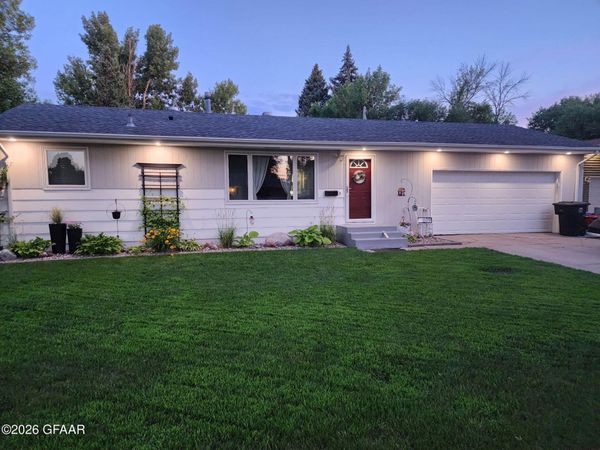 619 25TH Avenue S, Grand Forks, ND 58201