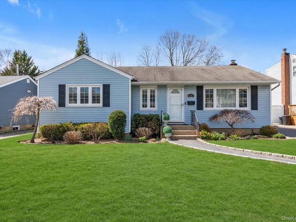 689 Pleasant Avenue , Westbury, NY 11590