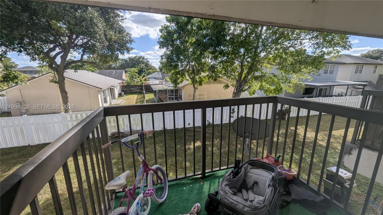 6001 Shakerwood Cir, Unit 205, Tamarac, FL 33319 Photo