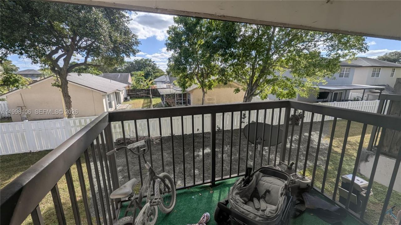 6001 Shakerwood Cir, Unit 205, Tamarac, FL 33319 Photo