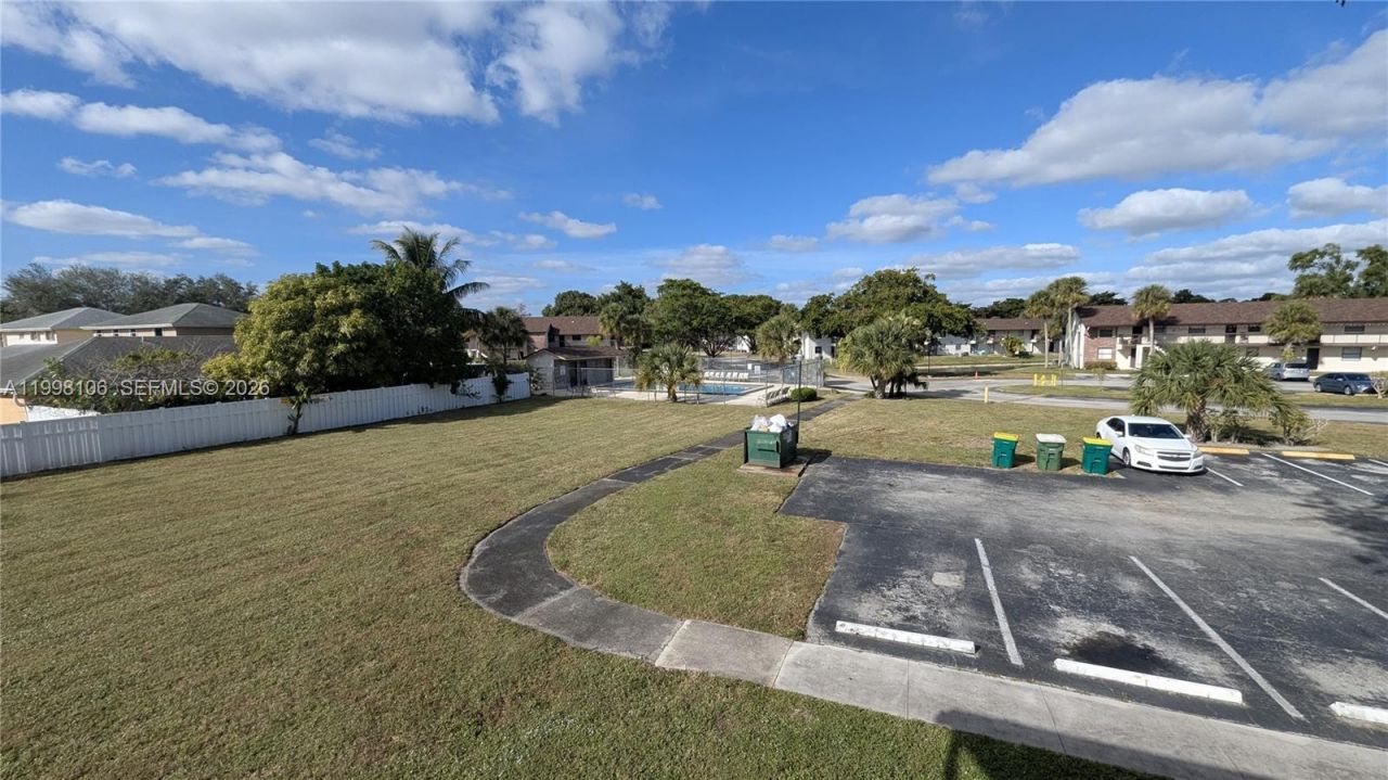 6001 Shakerwood Cir, Unit 205, Tamarac, FL 33319 Photo