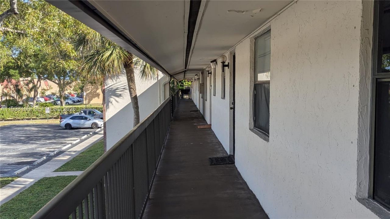 6001 Shakerwood Cir, Unit 205, Tamarac, FL 33319 Photo