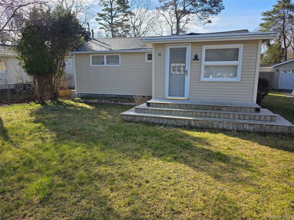 14 Lincoln Road , Hampton Bays, NY 11946