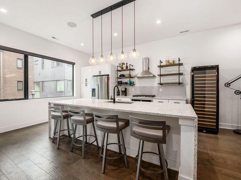 230 Neruda Avenue , Columbus, OH 43215 Photo 6