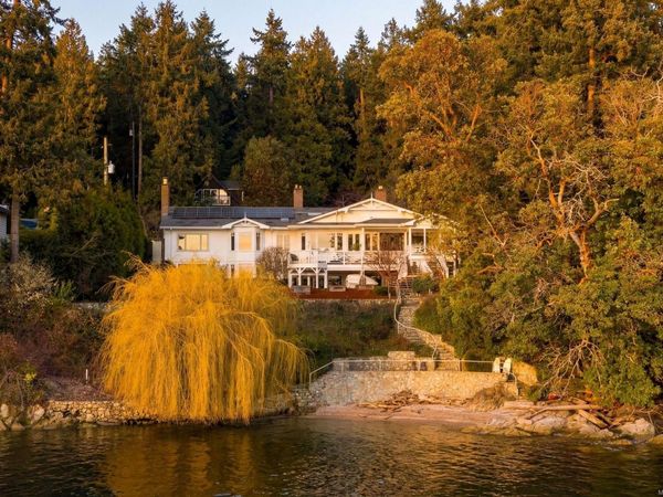 643 Senanus Dr, Central Saanich, BC V8M 1S6