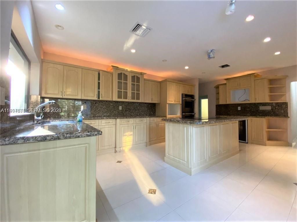 19740 W Saint Andrews Dr , Hialeah, FL 33015 Photo